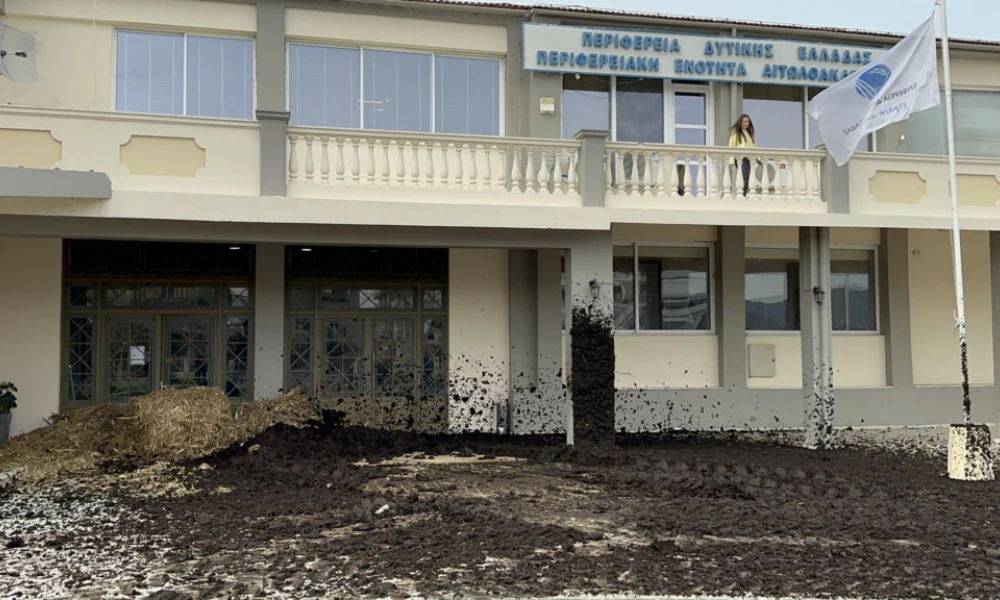 Μεσολόγγι: Αγρότες έριξαν κοπριά και σανό στο κτίριο της Περιφέρειας
